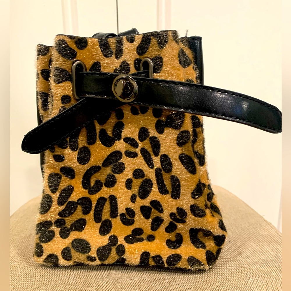 Leopard print shoulder bag.